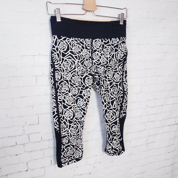 Lululemon Real Quick Crop Posie Black White Floral Size 6 Luxtreme Pockets - Picture 3 of 11
